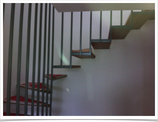 Escalier avec marches bois suspendues